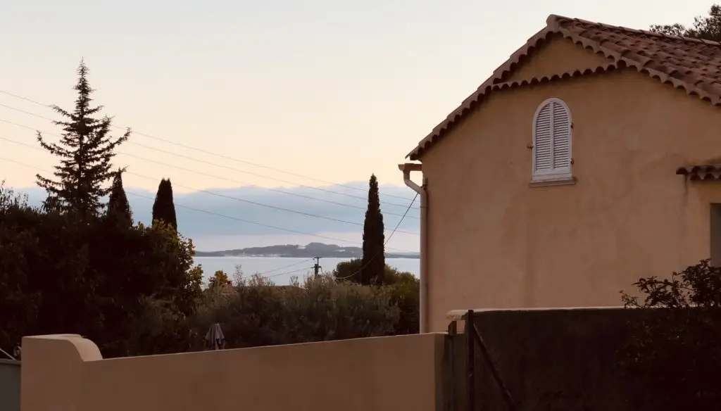 Südliches Haus mit Pinienbaümen und Blick aufs Meer